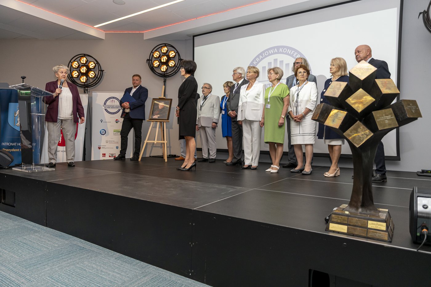 Mirosława Koczara odbiera medal honorowy PFSRM „Amicus de Rebus Peritorum Polonorum” w towarzystwie poprzednich laureatów; medal wręczył prezydent PFSRM Krzysztof Gabrel